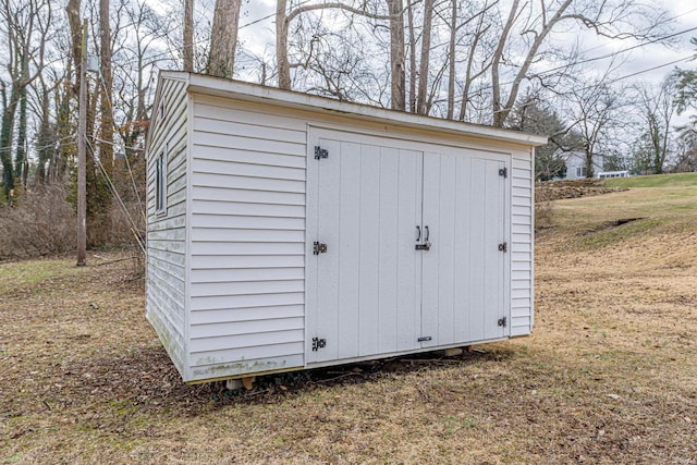 view of outbuilding with a yard