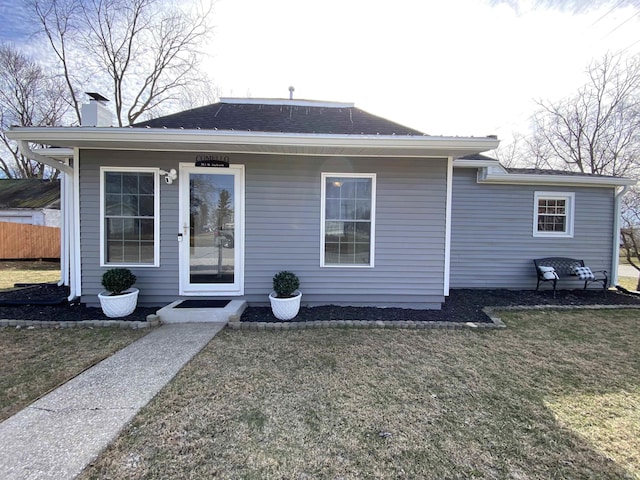 view of front of house featuring a front lawn