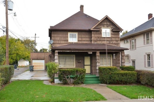 view of front facade featuring a garage and a front yard