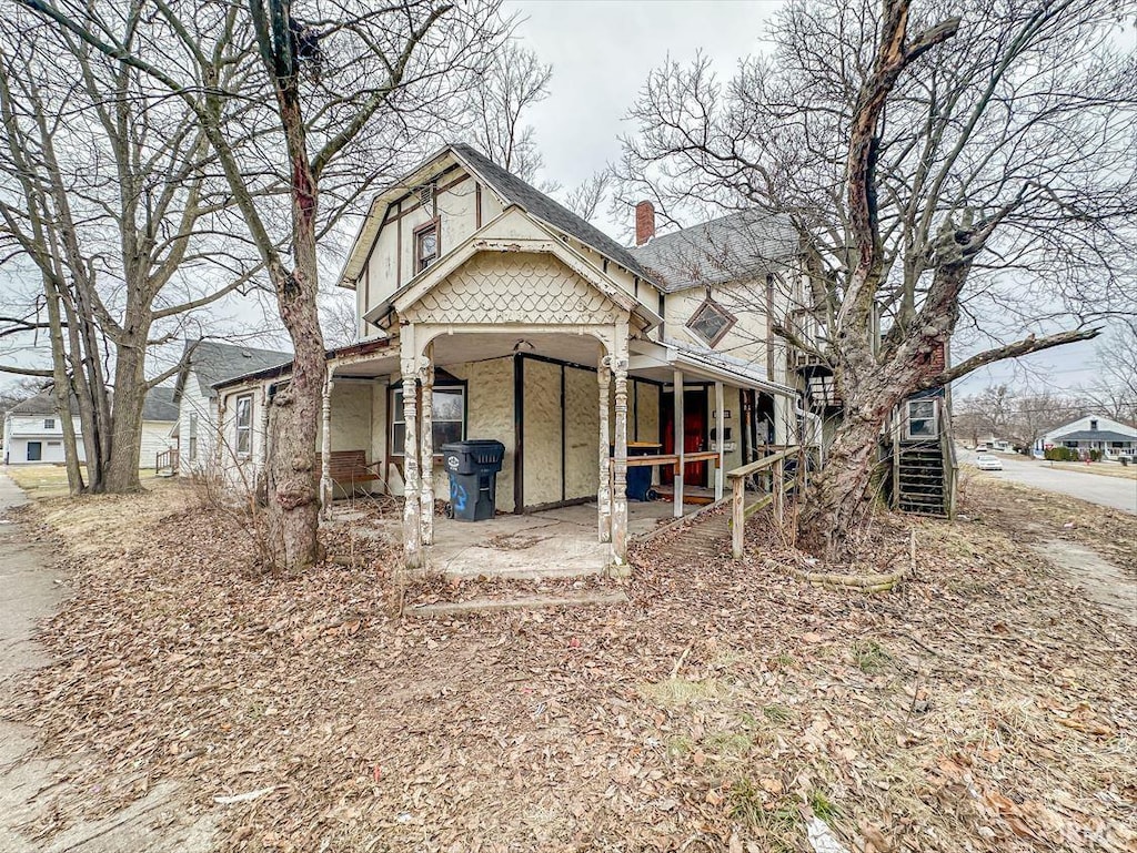 view of front of property featuring a porch