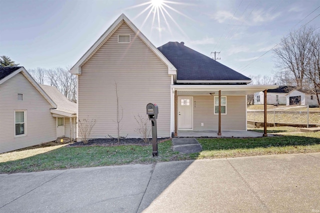 view of front of property featuring a porch and a front lawn