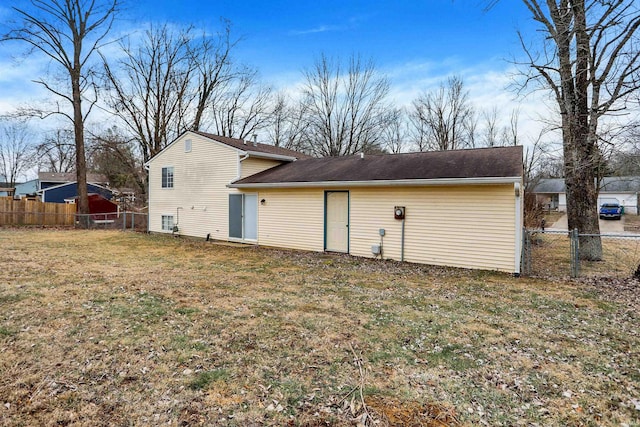 back of house featuring a lawn