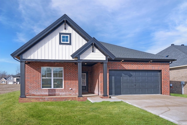 view of front of home featuring a front yard and a garage