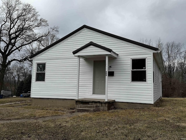 view of front facade with a front lawn