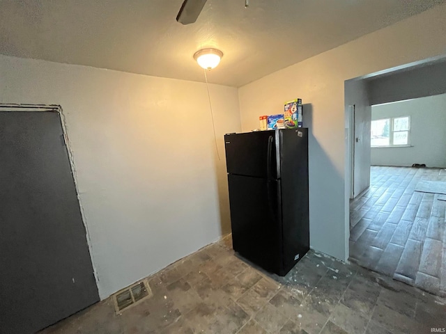 kitchen with ceiling fan and black fridge