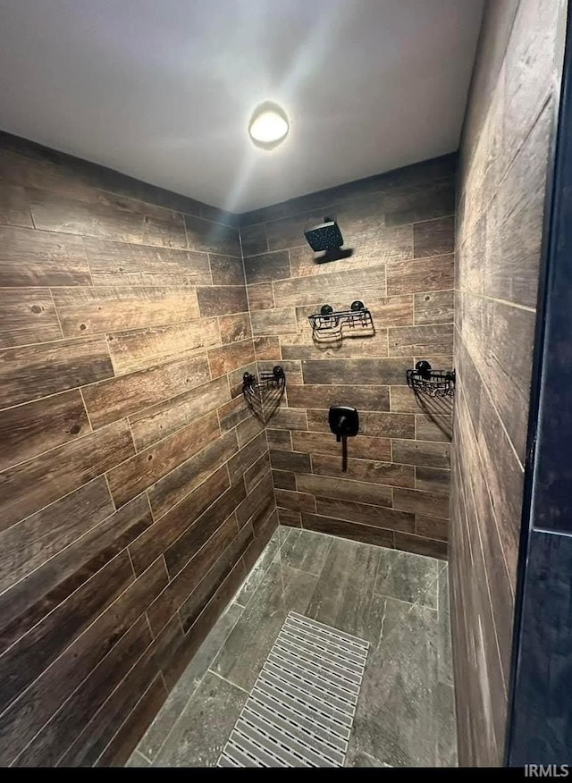 bathroom featuring a tile shower