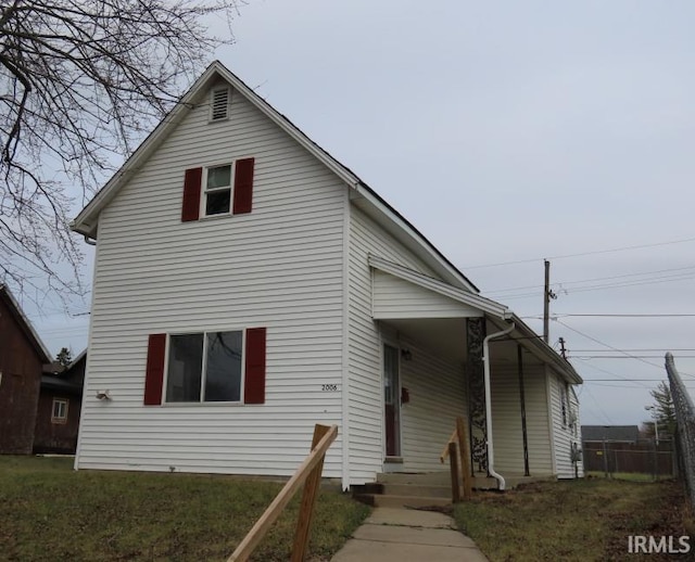 traditional-style house featuring a front yard