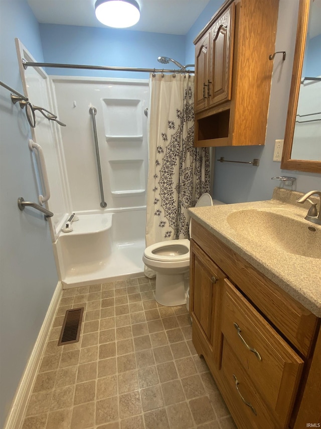 full bathroom featuring visible vents, toilet, vanity, and a shower with shower curtain