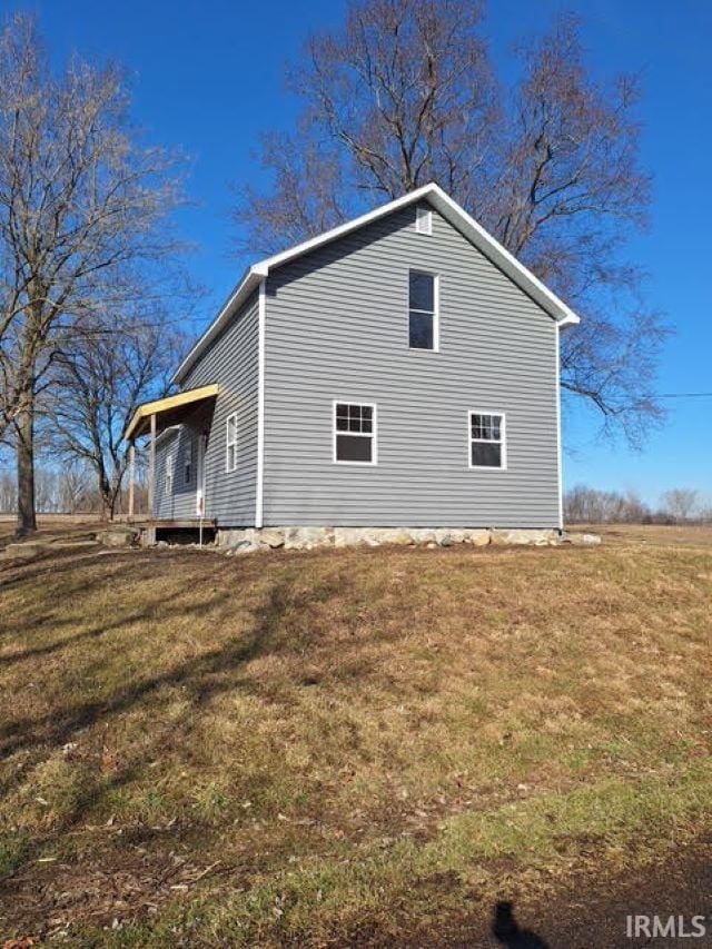 view of side of property featuring a lawn