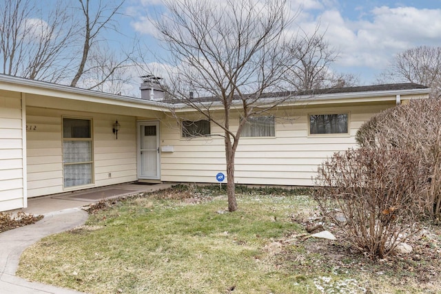 property entrance featuring a yard