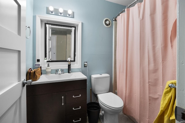 full bath with toilet, a shower with curtain, and vanity