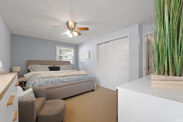 bedroom featuring carpet floors, ceiling fan, and a closet