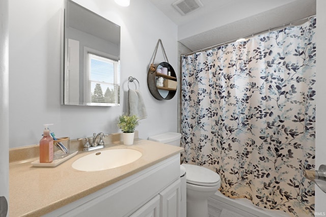 full bathroom featuring toilet, curtained shower, visible vents, and vanity