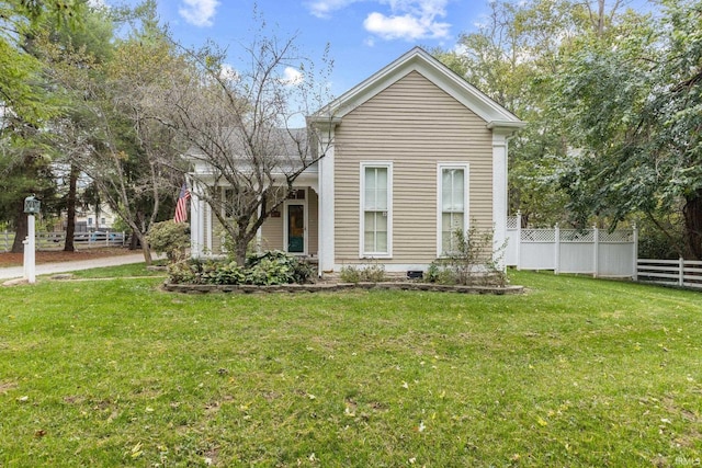 view of front of home featuring a front lawn and fence