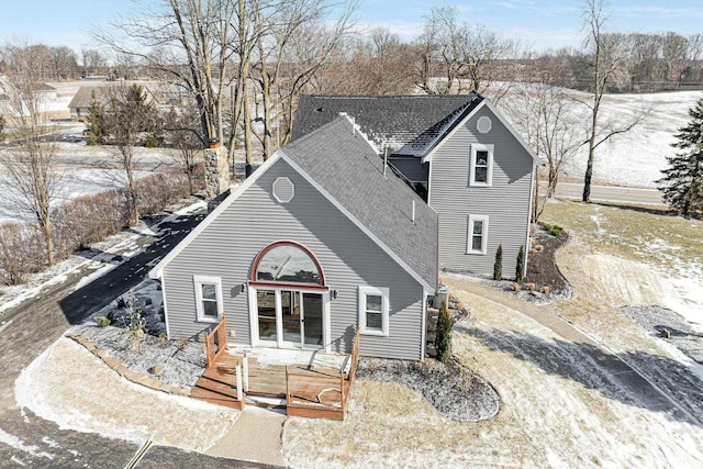 view of front of property featuring a shingled roof