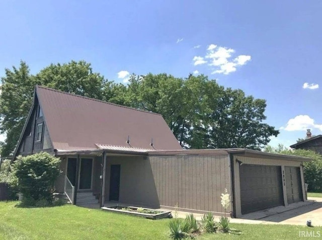 view of front facade featuring a front yard and a detached garage