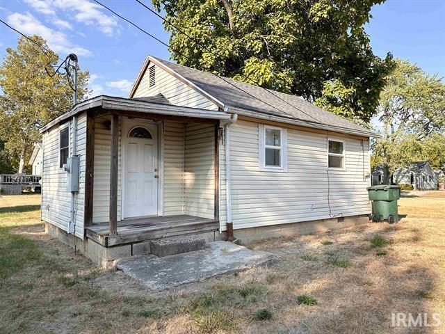 view of front facade with crawl space and a front yard