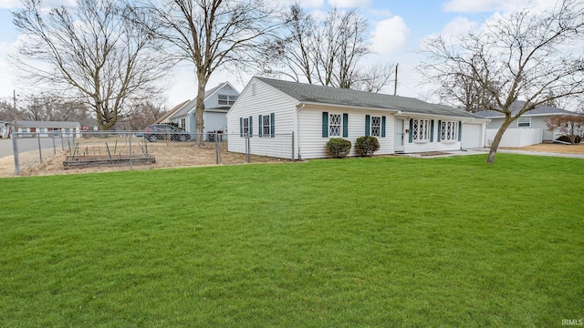 view of front facade with a front lawn, fence, and a garden