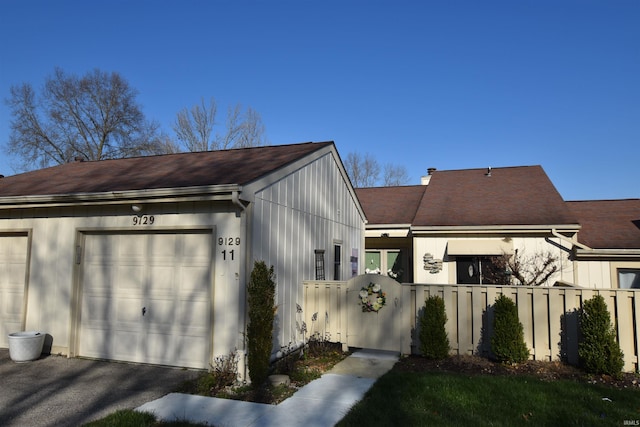 view of front of property featuring a garage and a fenced front yard