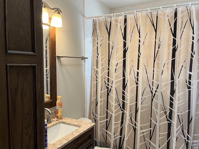 full bathroom featuring a shower with curtain, vanity, and toilet