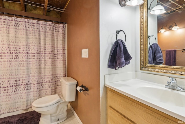 full bath with a shower with curtain, baseboards, vanity, and toilet