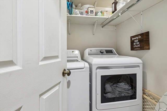 laundry area with laundry area, baseboards, and independent washer and dryer