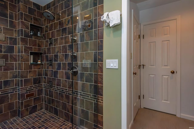 bathroom featuring a tile shower