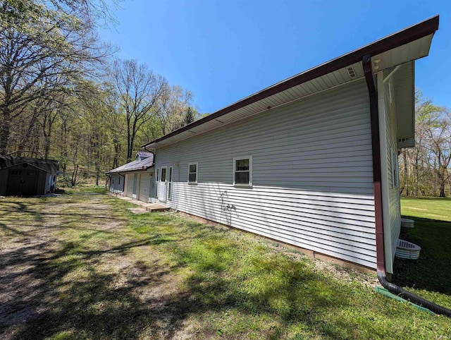 view of side of property featuring a lawn