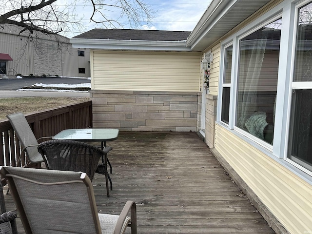 deck with outdoor dining space