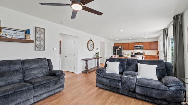 living area featuring light wood-style floors, ceiling fan, baseboards, and recessed lighting