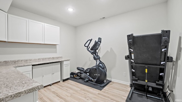 exercise area with light wood-type flooring, baseboards, visible vents, and recessed lighting