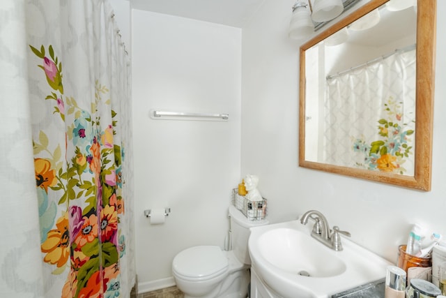 full bathroom featuring vanity, toilet, and a shower with curtain