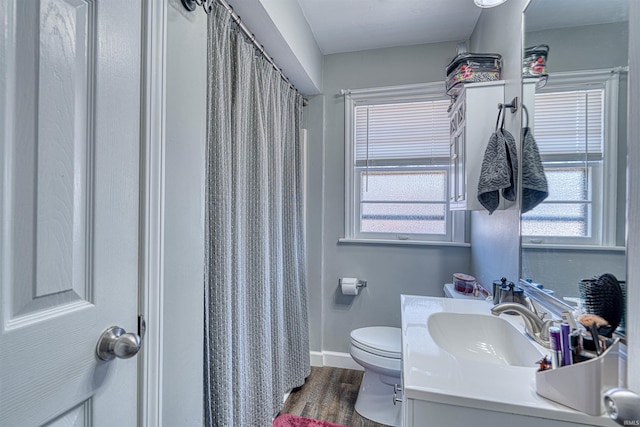 full bath featuring baseboards, toilet, a shower with curtain, wood finished floors, and vanity