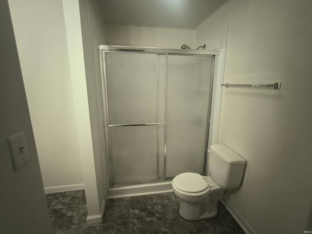 full bath featuring a stall shower, baseboards, and toilet