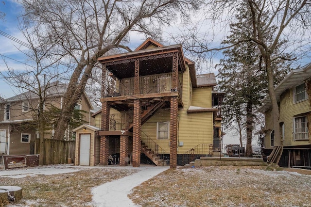 view of front of property featuring fence