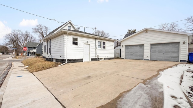 view of front of home with a detached garage and an outdoor structure