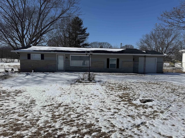 view of front facade with a garage and driveway