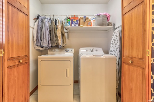 laundry room with laundry area, washer and clothes dryer, and baseboards