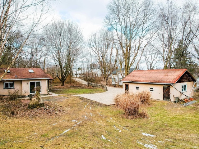 view of yard with gravel driveway