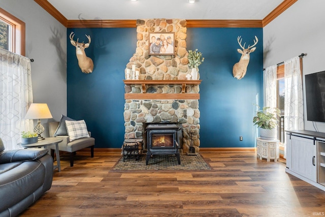 living room with baseboards, ornamental molding, and wood finished floors