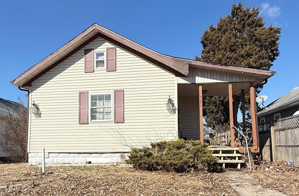 view of front facade with crawl space and fence