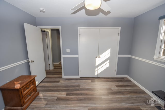 foyer with ceiling fan, dark wood finished floors, and baseboards