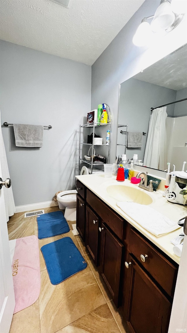 full bath with visible vents, a shower with shower curtain, toilet, a textured ceiling, and vanity