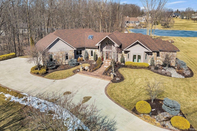 view of front of house featuring driveway and a front yard