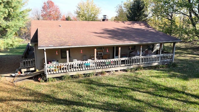 country-style home featuring a front yard and covered porch