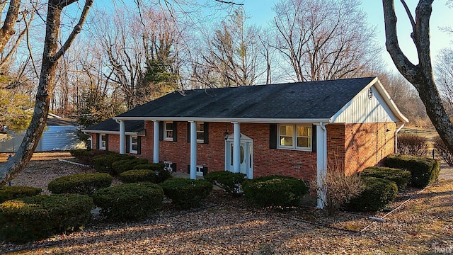 view of front facade featuring brick siding