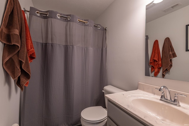 bathroom with a shower with curtain, visible vents, vanity, and toilet