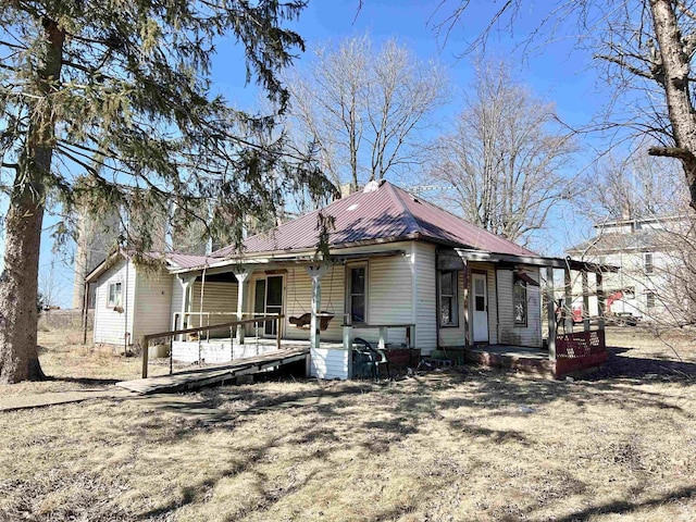 view of front facade featuring metal roof and a porch