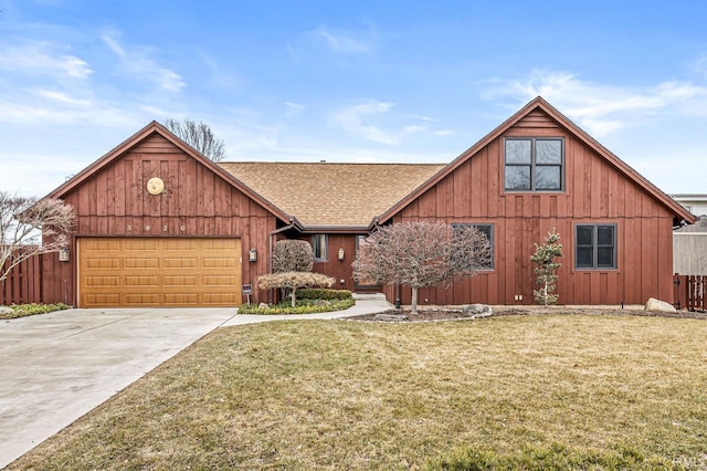 view of front of property featuring a shingled roof, a front yard, driveway, and a garage