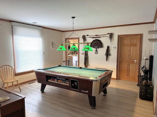 playroom featuring crown molding, visible vents, wood finished floors, billiards, and baseboards